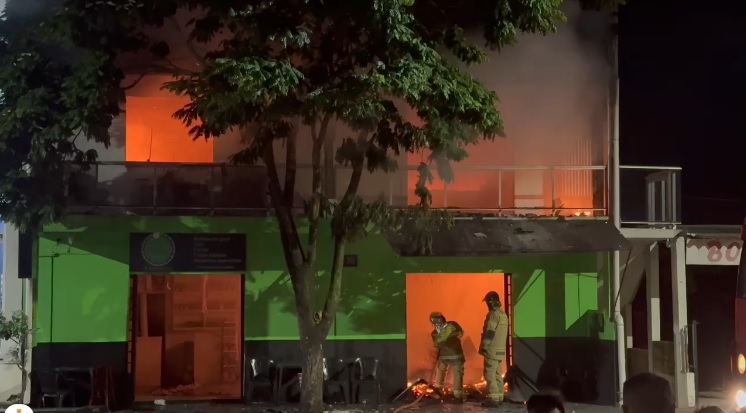 Incêndio destrói conveniência e apartamento no bairro Alvorada