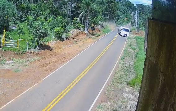 Irmãos morrem após terem moto atingida por caminhão que invadiu pista contrária na PR-825