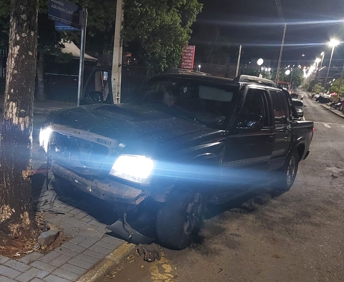 Caminhonete atinge ao menos três carros estacionados na Avenida Júlio Assis