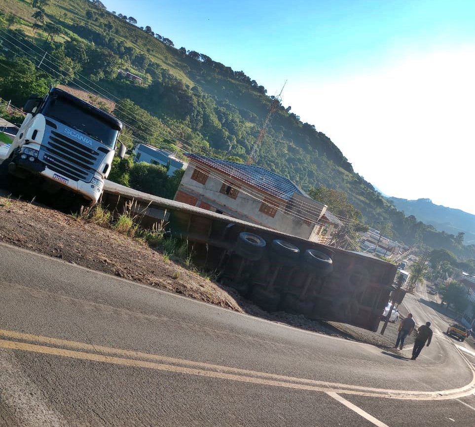 Caminhão tomba na serra da PR-182