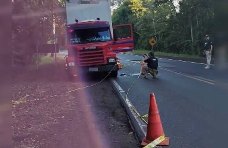 Motorista morre atropelado ao verificar problema mecânico de caminhão