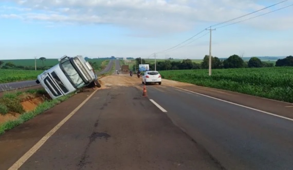 Motorista morre esmagado após caminhão tombar na BR-163