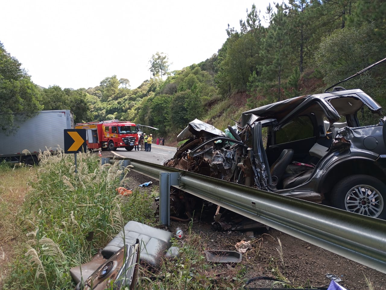 Grave acidente entre carro e caminhão deixa três feridos na BR-282