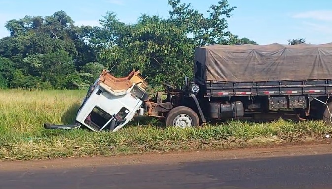 Homem de 36 anos morre ao ser ejetado de cabine caminhão na BR-158