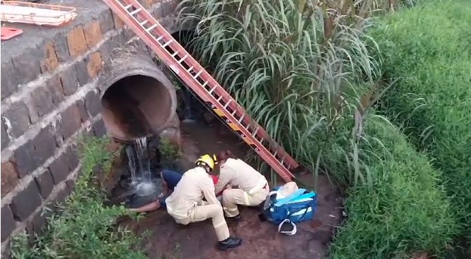 Corpo de Bombeiros resgata homem que caiu no Rio Lonqueador