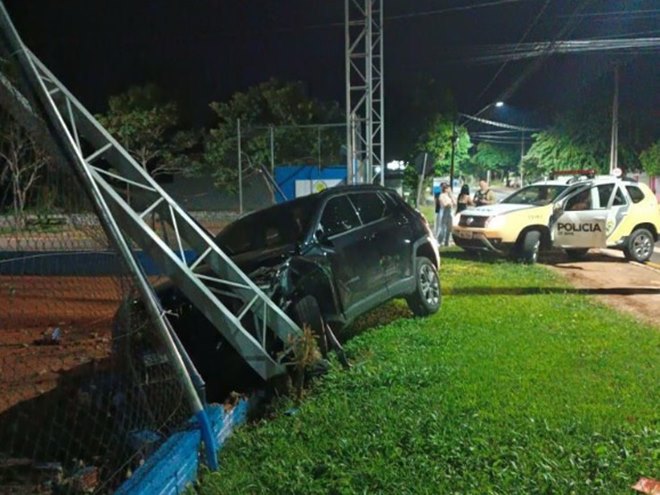 Condutor perde o controle e bate em torre de iluminação de associação