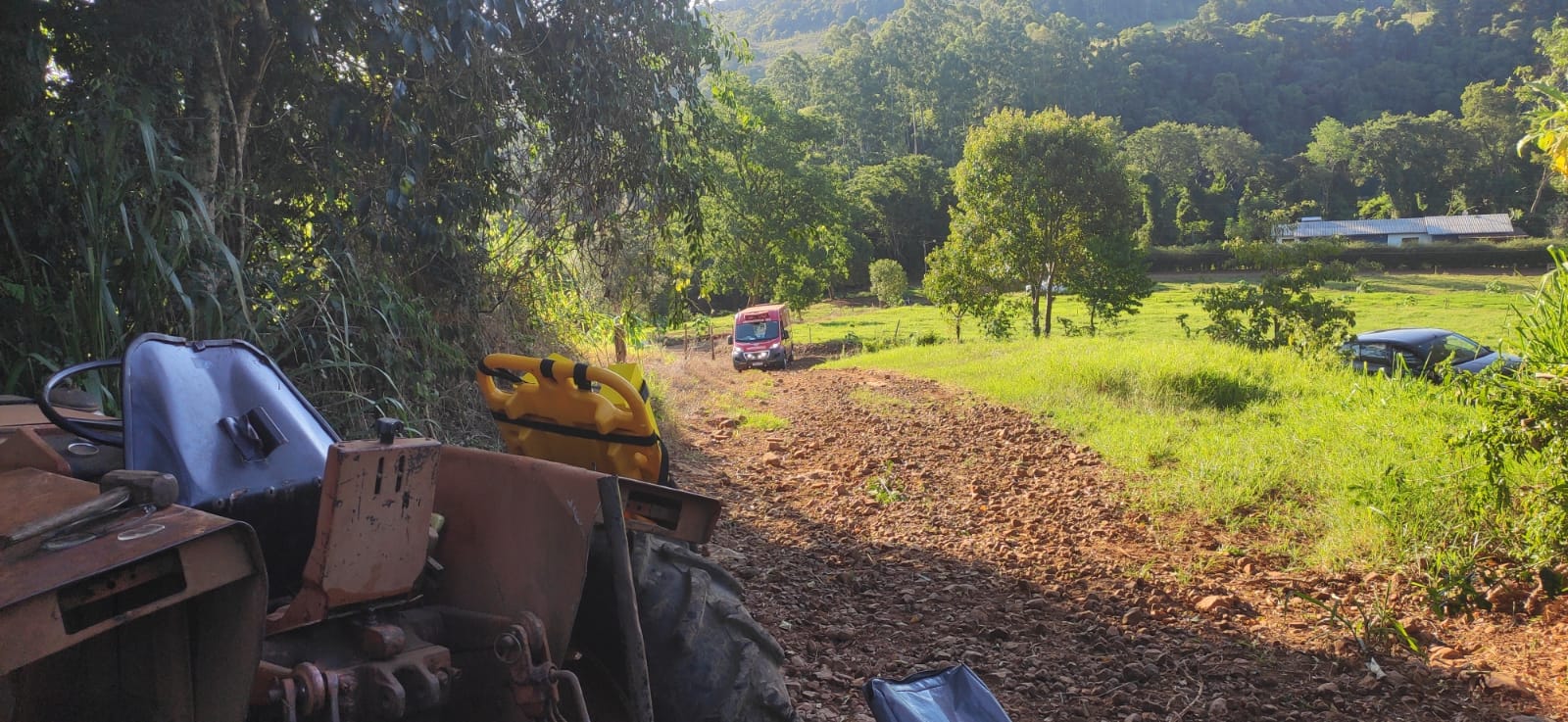 Agricultor morre após trator agrícola tombar em descida