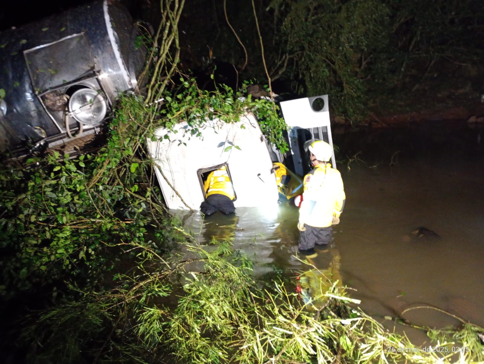 Motorista morre após caminhão com leite despencar em ribanceira de 35 metros e cair em rio