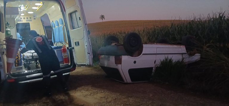 Homem sofre ferimentos em capotamento de veículo
