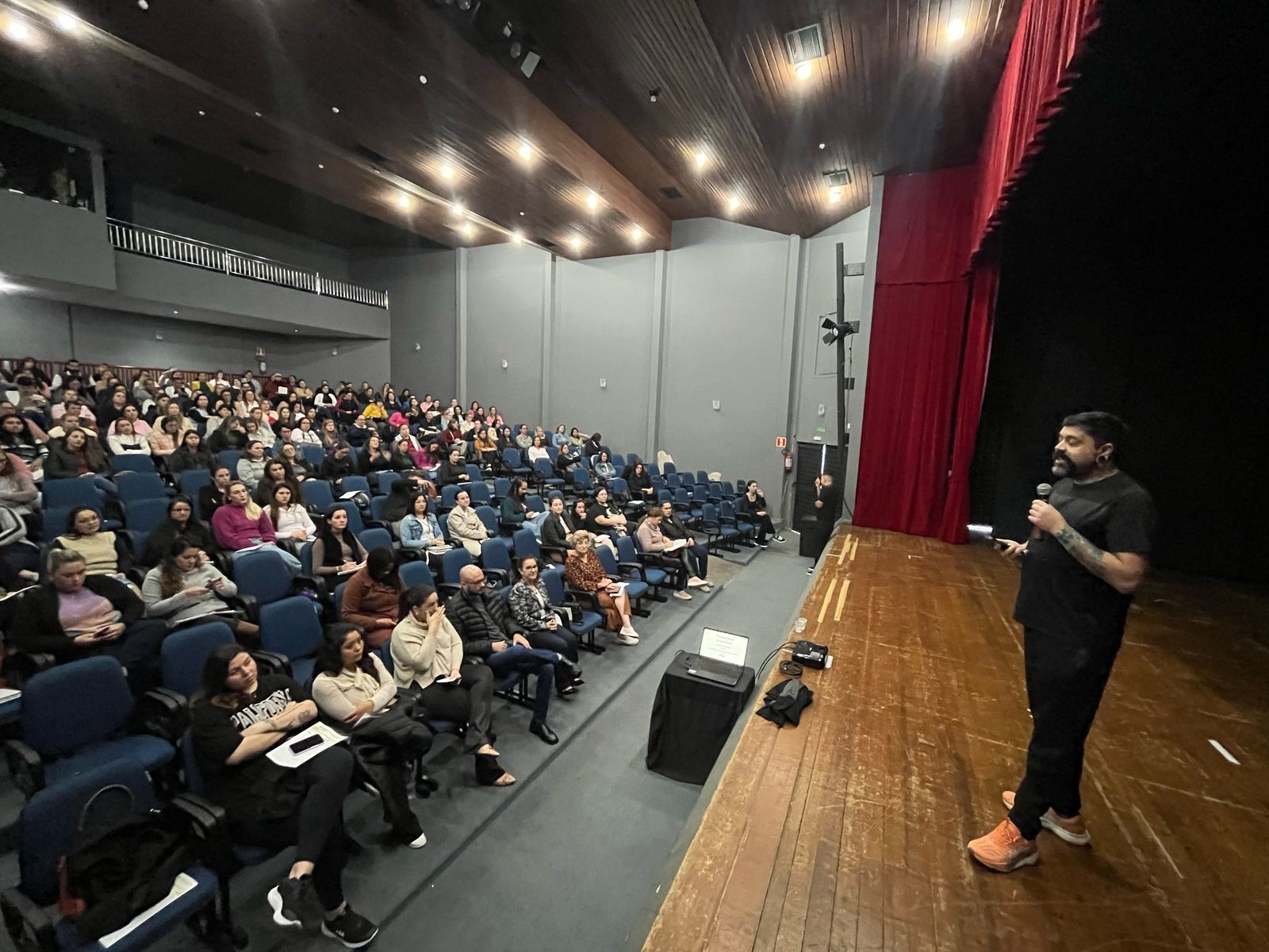 Professores apoio participam de formação para atender alunos com espectro autista