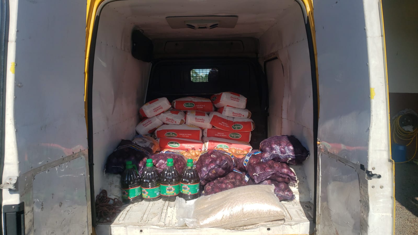 PM apreende furgão com produtos trazidos ilegalmente da Argentina