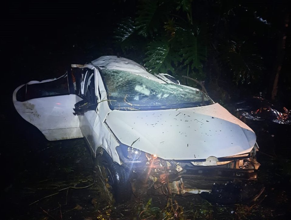 Homem morre após automóvel bater em barranco e capotar na PR-471