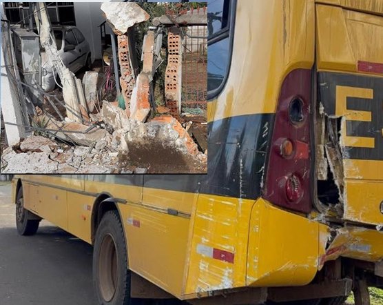 Ônibus escolar desanda e atinge muro de residência