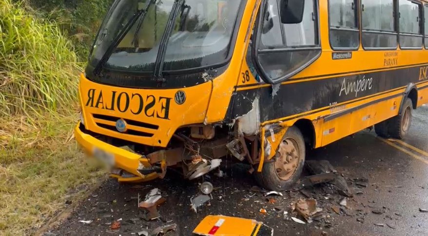 Ônibus escolar se envolve em acidente com caminhonete na PR-481