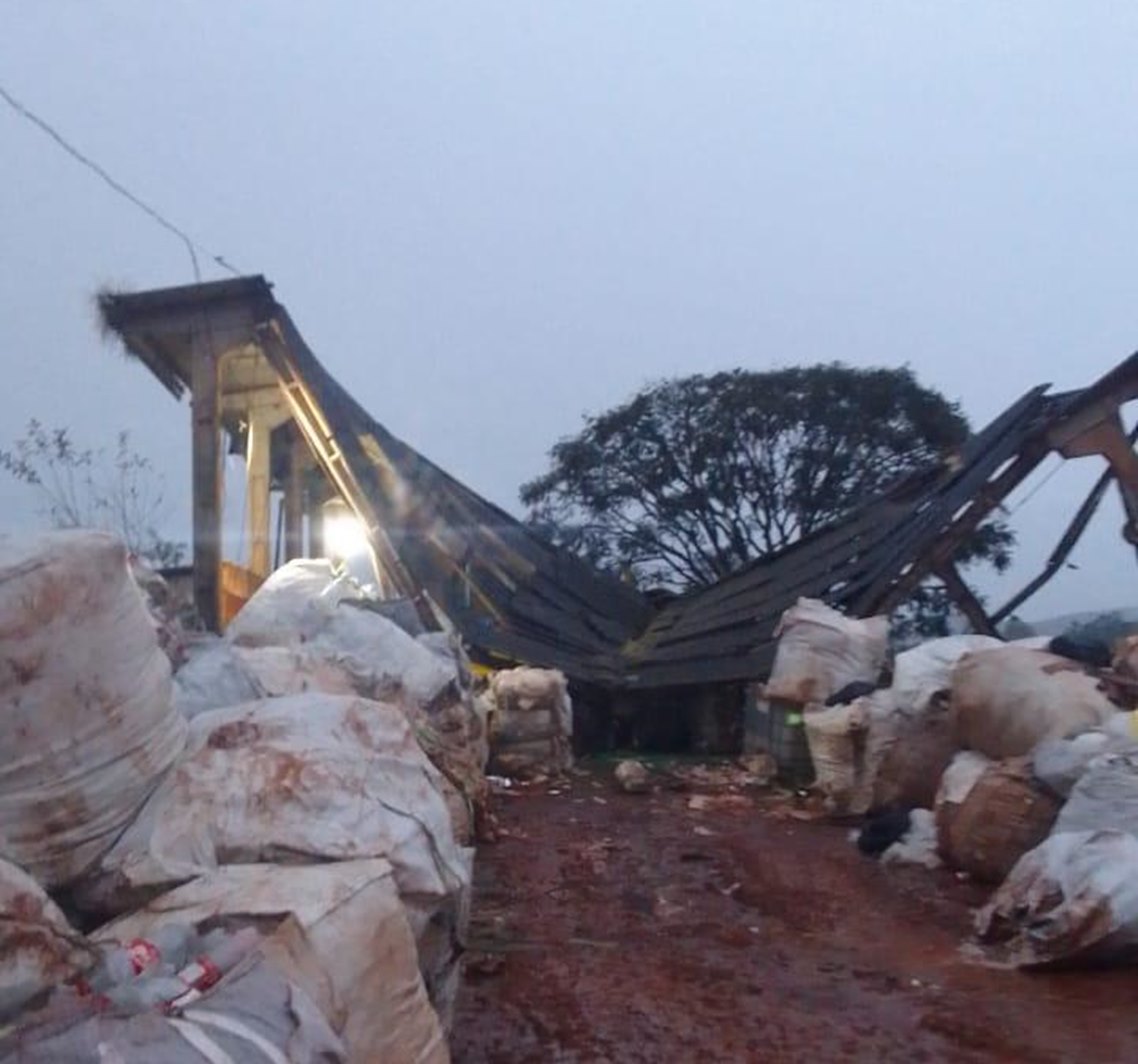 Vídeo: Vendaval derruba barracão da Plast Silva