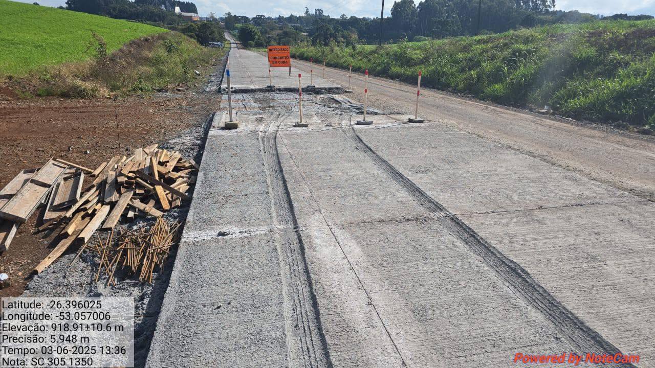 Motorista retira obstáculos e danifica 150 metros de concreto na SC-305
