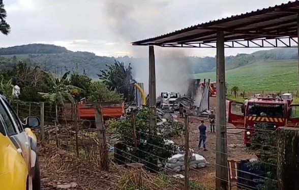 Fogo destrói barracão, caminhão e maquinário agrícola