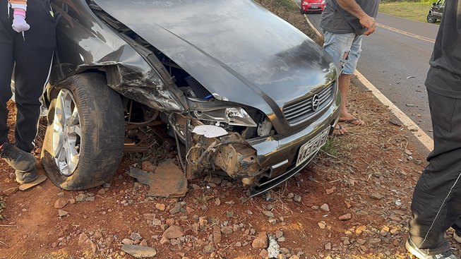 Quatro pessoas da mesma família ficam feridas em colisão frontal entre dois automóveis