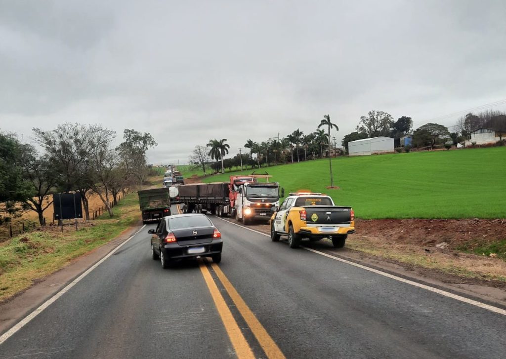Colisão traseira envolve dois caminhões na PR-182