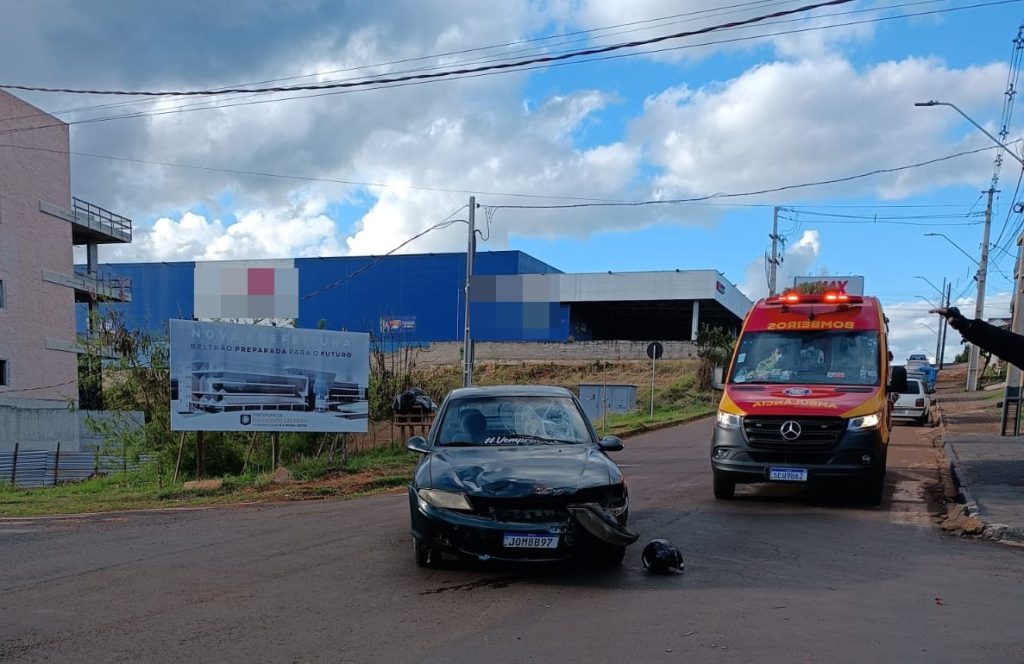 Mulher fica ferida apos colisão entre moto e carro