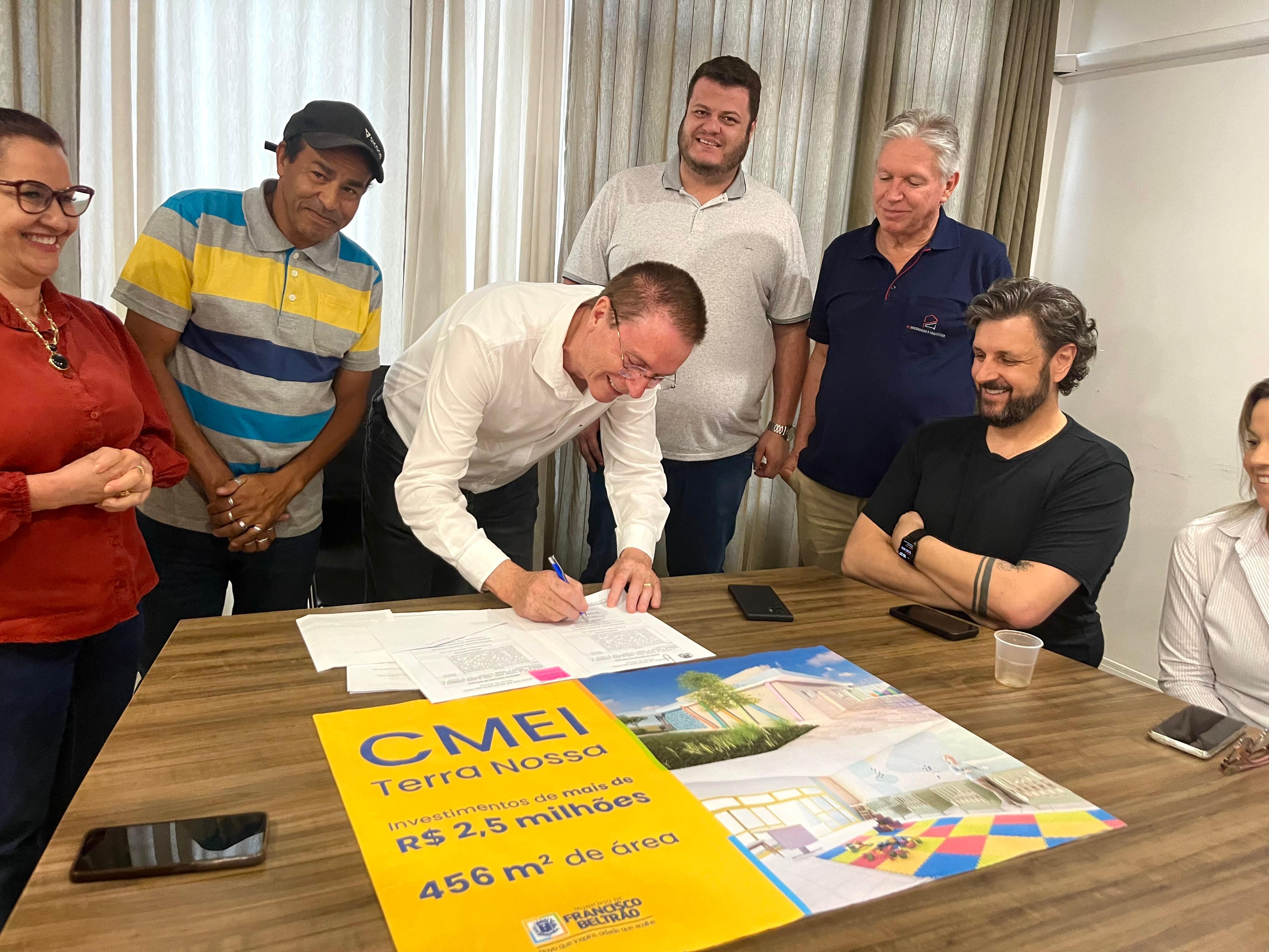 75 novas vagas: Prefeito Pedron autoriza construção de CMEI no Terra ...