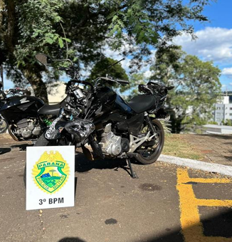 Condutor de moto realiza ‘corte de giro’, foge de abordagem e acaba sofrendo queda