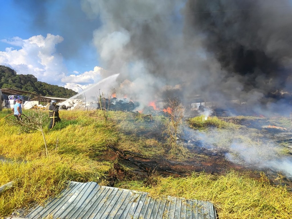 Incêndio atinge indústria de recicláveis