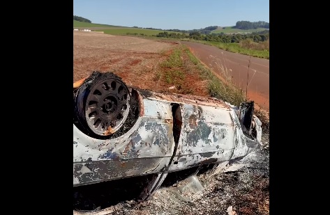 Gol é destruído pelo fogo após capotar