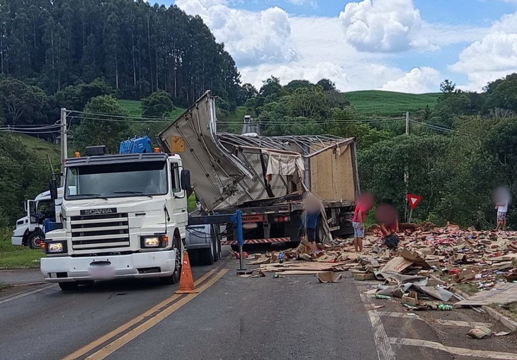 Motorista fica ferido em tombamento de caminhão na PRC-158