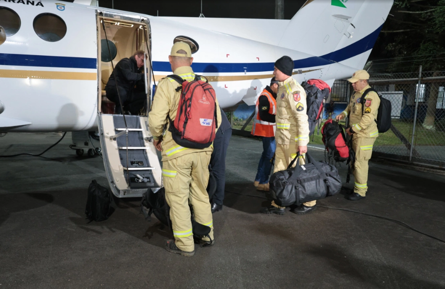 Bombeiros do Paraná embarcam para missão humanitária na Venezuela após terremoto