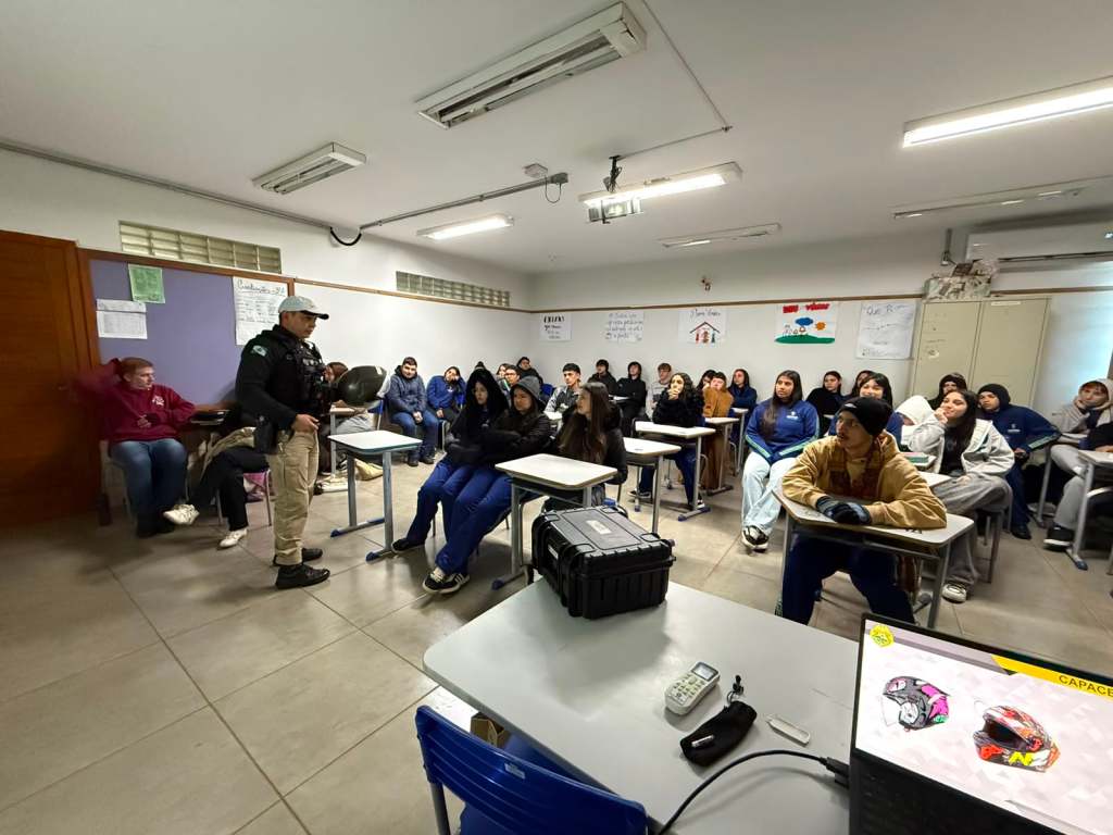 Projeto Jovem no Trânsito orienta alunos sobre segurança e responsabilidade em Francisco Beltrão