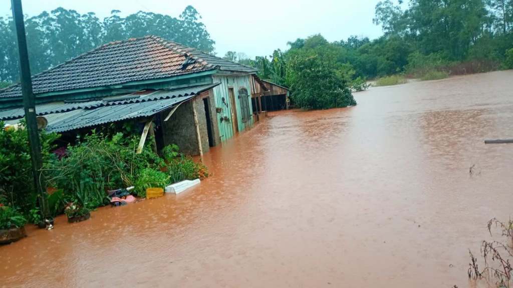 Chuva provoca enchente no Rio Grande do Sul