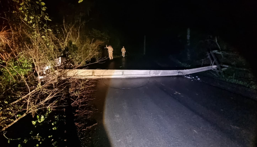 Camioneta colide contra poste e bloqueia estrada rural em Francisco Beltrão