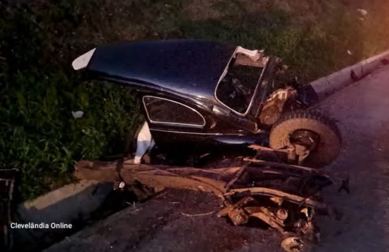 Grave: Fusca parte ao meio após colisão com Sandero na PRC-280 