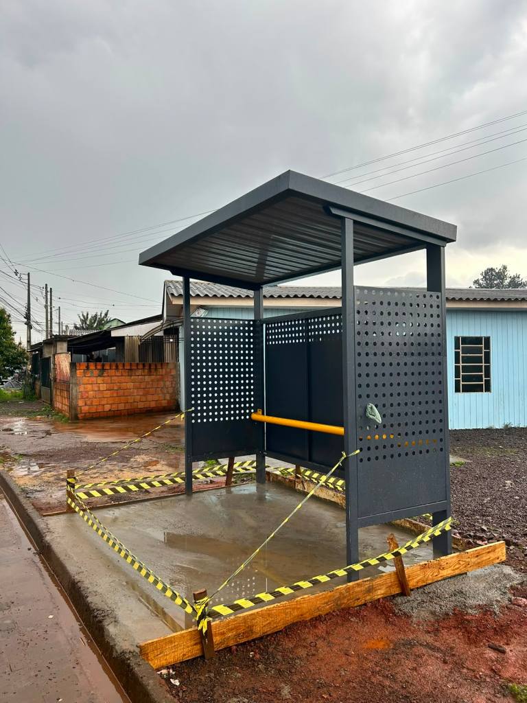 Novos pontos de ônibus começam a ser instalados em Francisco Beltrão