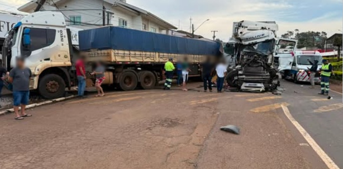 Colisão entre quatro caminhões interdita BR-163