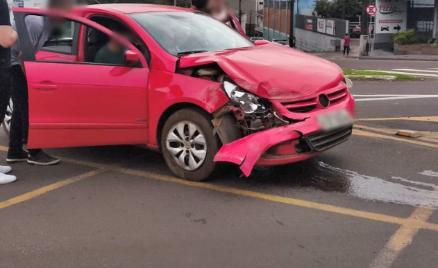 Vídeo: Colisão entre caminhonete e carro deixa uma pessoa ferida