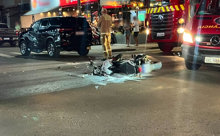 Colisão entre motocicleta e caminhonete deixa um ferido