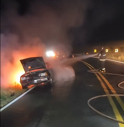 Carro pega fogo na PR-566 entre Itapejara D’Oeste e Francisco Beltrão