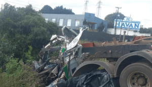 Cabine é arrancada em colisão entre três caminhões e motorista morre na PR-170