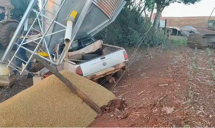 Dois homens ficam presos às ferragens após veículo sair da pista e atingir silo