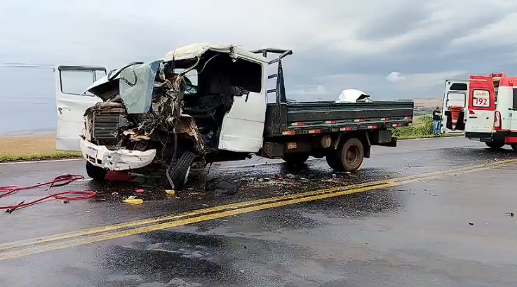 Motorista fica ferido após colisão entre dois caminhões na PRC-280 em Renascença