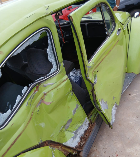 Fusca bate em Parati após motorista tentar desviar de criança de bicicleta