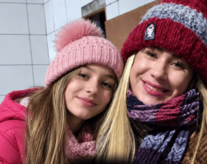 Mãe e filha são encontradas mortas com marcas de tiros