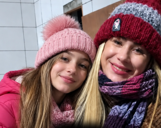 Mãe e filha são encontradas mortas com marcas de tiros