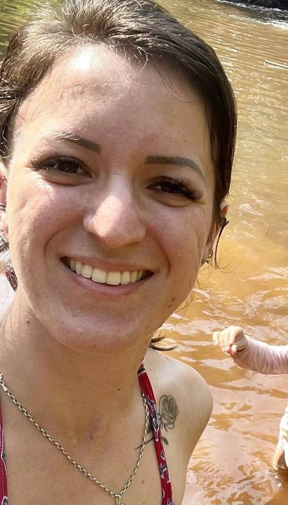 Mulher morta a facadas pelo companheiro segurava filha de 6 anos no colo quando foi atacada