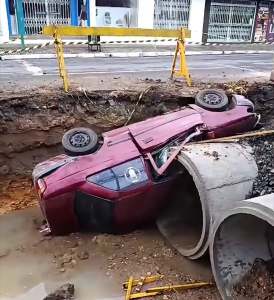 Homem morre após carro cair em área de obras