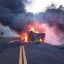 Após colisão, caminhões pegam fogo e motorista morre carbonizado