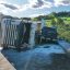 Caminhão tomba e atinge caminhonete em cima de ponte na PR-493